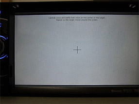 <b>2-8.</b> Lorsque les phases « APP » et « MCU » de la mise à jour sont terminées, l'écran affiche un message vous demandant d'étalonner l'écran tactile.
Suivez les instructions affichées afin d'étalonner correctement l'écran tactile en touchant les signes + avec votre doigt ou à l'aide d'un stylet.